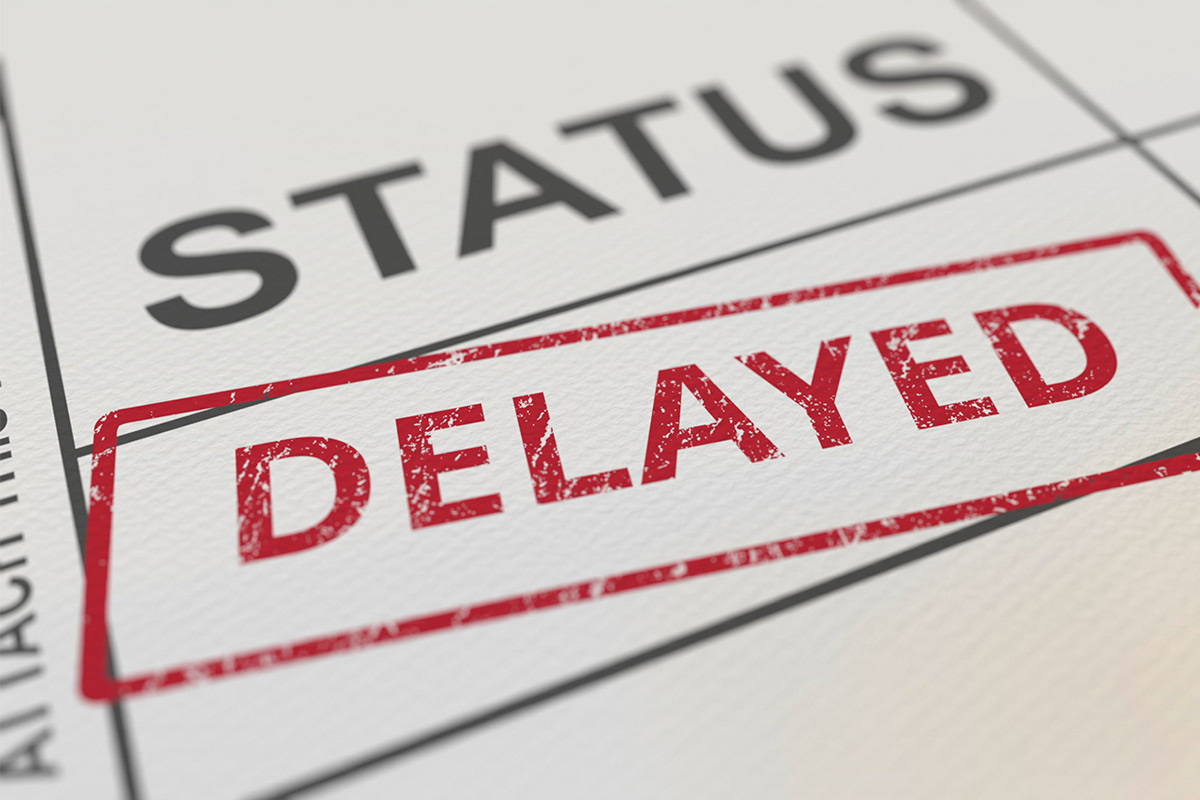 Calendar marked with a delayed status, highlighting risks in construction projects that must be addressed.